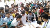 Người hâm mộ Myanmar xếp hàng mua vé xem trận Myanmar - Việt Nam vào ngày 20-11.