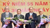 Thủ tướng Nguyễn Xuân Phúc tặng hoa chúc mừng các thầy giáo cũ