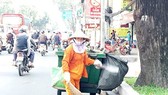 Công nhân quét đường vẫn phải vất vả với chiếc chổi tre và xe đẩy thô sơ