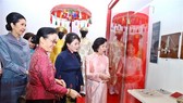 Wife of Prime Minister Nguyen Xuan Phuc, Tran Nguyet Thu (second, right), accompanies wife of the Lao PM, Naly Sisoulith (second, left) and wife of the Thai PM, Naraporn Chan-o-chan (first, left) to visit the Vietnamese Women’s Museum on March 31 (Photo: