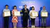 The Minister of Science and Technology handed out awards to representatives of excellent press works in science and technology in 2017. Photo by Tran Binh