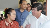 Chairman Nguyen Thanh Phong talks to Thu Thiem residents on November 7 (Photo: SGGP)