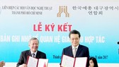 The signing ceremony of the Memorandum of Understanding between Ho Chi Minh City Literature and Arts Association and Daegu Literature and Arts Association of South Korea