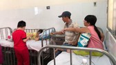 Vụ ngộ độc thực phẩm tại quận Tân Phú: "Nhận định ban đầu, nguy cơ tập trung vào món chà bông gà"