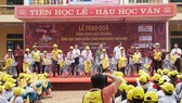 Tặng 601 xe đạp, 2.000 phần quà cho học sinh vượt khó ở Thanh Hóa và Ninh Bình