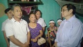 Đồng chí Phạm Minh Chính thăm, tặng quà nhân dân vùng lũ tỉnh Thanh Hóa