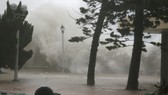 Bão Mangkhut đổ bộ vào phía Nam Trung Quốc, nguy cơ xảy ra lũ quét ở các tỉnh miền núi phía Bắc
