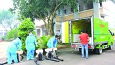 Đội ngũ trung tâm y tế dự phòng đang tiến hành chuẩn bị phun thuốc