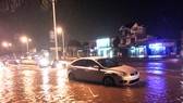 Một chiếc ô tô chết máy vì nước ngập sâu trên đường quốc lộ 51b cũ. Ảnh: NN