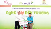 Trao tặng 1.000 suất quà đến con công nhân nhân dịp đầu năm học mới