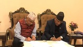 尼泊爾共產黨(聯合馬列)和尼泊爾共產黨(毛主義中心)兩黨領導人當地時間19日晚在首都加德滿都簽署7點合作協議。(圖源:互聯網)