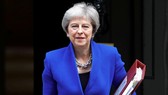 當地時間24日, 英國首相特雷莎·梅離開唐寧街10號首相官邸。(圖源:路透社)