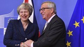 英首相特蕾莎‧梅會見歐盟委員會主席容克。(圖源:AP)