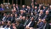 英國議會下院當地時間4日通過一項決議,指責政府藐視議會,要求政府立刻公佈“脫歐”協議的全部法律建議。(圖源:CCTV視頻截圖)