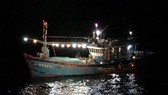 Tàu SAR 412 tiếp cận ĐNa 90727TS và cấp cứu ngư dân bị tai biến mạch máu não