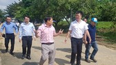 Đoàn kiểm tra của Cục Quản lý tài nguyên nước do ông Châu Trần Vĩnh - Phó Cục trưởng dẫn đầu kiểm tra tại nhà máy nước Cầu Đỏ