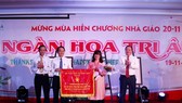 TS. Nguyễn Thị Anh Đào – Chủ tịch HĐQT, Hiệu trưởng ĐH Đông Á đón nhận Cờ thi đua của Bộ GD-ĐT từ TS. Nguyễn Đình Vĩnh – Giám đốc Sở GD-ĐT TP Đà Nẵng