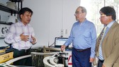 Bí thư Thành ủy TPHCM Nguyễn Thiện Nhân thăm khu nhà xưởng của Trường ĐH Sư phạm Kỹ thuật TPHCM. Ảnh: HOÀNG HÙNG