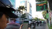 Tại TPHCM, người dân có thể sử dụng nhiều ứng dụng công nghệ tiện ích do cơ quan nhà nước cung cấp (trong ảnh: Người dân sử dụng phần mềm busmap). Ảnh: DŨNG PHƯƠNG