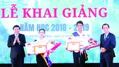 Chủ tịch UBND TPHCM Nguyễn Thành Phong (trái) trao học bổng tặng sinh viên