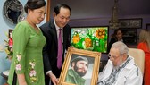 Chủ tịch nước Trần Đại Quang cùng phu nhân tặng lãnh tụ Fidel bức chân dung bằng đá quý
