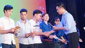 Tặng 35.000 vé tàu, xe cho công nhân khó khăn về quê dịp tết