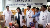 Bộ trưởng Bộ Y tế cùng với cán bộ Quỹ Ngày mai tươi sáng thăm hỏi các bệnh nhi ung thư đang điều trị tại Bệnh viện K cơ sở Tân Triều