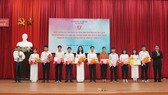 Trao Giấy khen và phần thưởng cho 11 thủ khoa Đại học Huế.