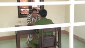 Đối tượng Hùng khai báo hành vi phạm tội.