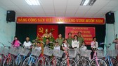 Tặng xe đạp cho trẻ em vượt khó học giỏi tại huyện A Lưới