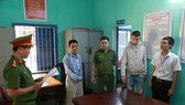 Công an đọc lệnh bắt tạm giam đối tượng Trần Ngọc Sơn