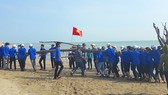 Đoàn viên, thanh niên ở huyện Nghi Xuân, tỉnh Hà Tĩnh dọn dẹp, xử lý vệ sinh môi trường dọc bờ biển