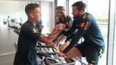 Roberto Firmino (trái) và vui đùa Alisson khi tập trung cùng tuyển Brazil. Ảnh: O Globo