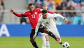 Mohamed Abdelshafy (trái, Ai Cập) tranh bóng với Nahitan Nandez (Uruguay). Ảnh: Getty Images