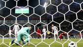 David de Gea ngoái nhìn quả bóng bay vào lưới. Ảnh: Getty Images