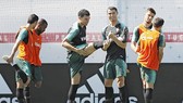 Ronaldo tận tình giúp Pepe trong buổi tập. Ảnh AP.