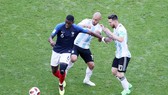 Pogba thể hiện tinh thần chiến binh trước Messi và đồng đội. Ảnh: Getty Images