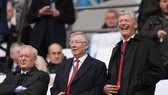 Sir Alex Ferguson (giữa) sẵn sàng trở lại khán đài Old Trafford để cổ vũ đội bóng cũ. Ảnh: Getty Images
