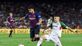 Suarez chơi không tốt trong trận mở màn của Barca. Ảnh: Getty Images
