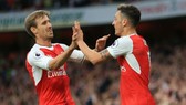 Nacho Monreal (trái) bảo vệ Mesut Oezil. Ảnh: Getty Images