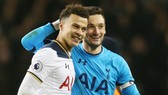 Tiền vệ Dele Alli (trái) và thủ thành đội trưởng Hugo Lloris vắng mặt là mất mát rất lớn. Ảnh: Getty Images