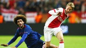 Frenkie de Jong (phải) khi đối đầu Man.United ở chung kết Europa League mùa 2016-2017. Ảnh: Getty Images