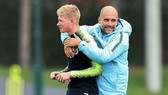 Kevin De Bruyne và HLV Pep Guardiola vui đùa ở buổi tập hôm thứ ba. Ảnh: Getty Images