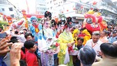 Gần 1000 diễn viên diễu hành ngang chùa Ôn Lăng Ảnh: DŨNG PHƯƠNG