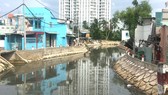 Bờ kè rạch Cầu Ngang đang được cải tạo, nâng cấp