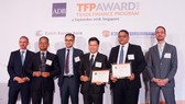 TGĐ TPBank - ông Nguyễn Hưng đại diện cho TPBank nhận giải Best SME Deal từ ADB