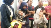Người thân của các hành khách trên chuyến bay JT610 bật khóc tại sân bay Depati Amir ở Pangkal Pinang khi hay tin. Ảnh: REUTERS