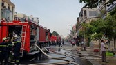 Hơn 100 cán bộ chiến sĩ được huy động chữa cháy. Ảnh: CHÍ THẠCH