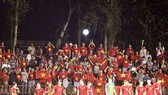 Chiến thắng của đội tuyển Việt Nam luôn có sự đồng hành của người hâm mộ. Ảnh: MINH HOÀNG