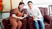 Bà Huỳnh Thị Loan vui mừng gặp lại một cháu mồ côi từng được trung tâm nuôi dưỡng trưởng thành